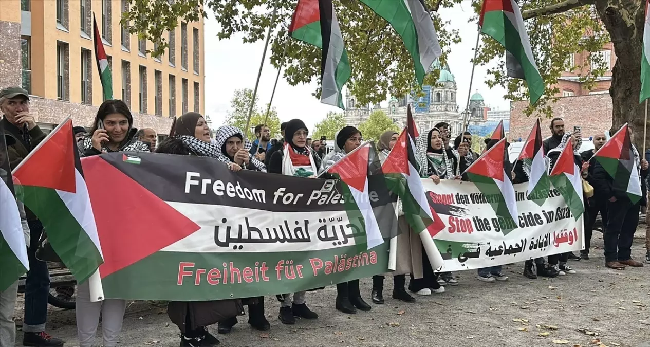 Almanya’da, İsrail’in sivillere saldırılarını meşrulaştıran Bakan Baerbock protesto edildi