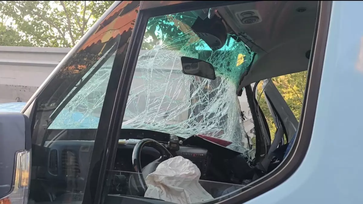 Maltepe’de Minibüs TIR’a Çarptı: 8 Yaralı