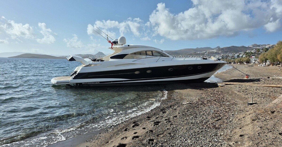 Bodrum’da fırtına nedeniyle motor yat karaya oturdu