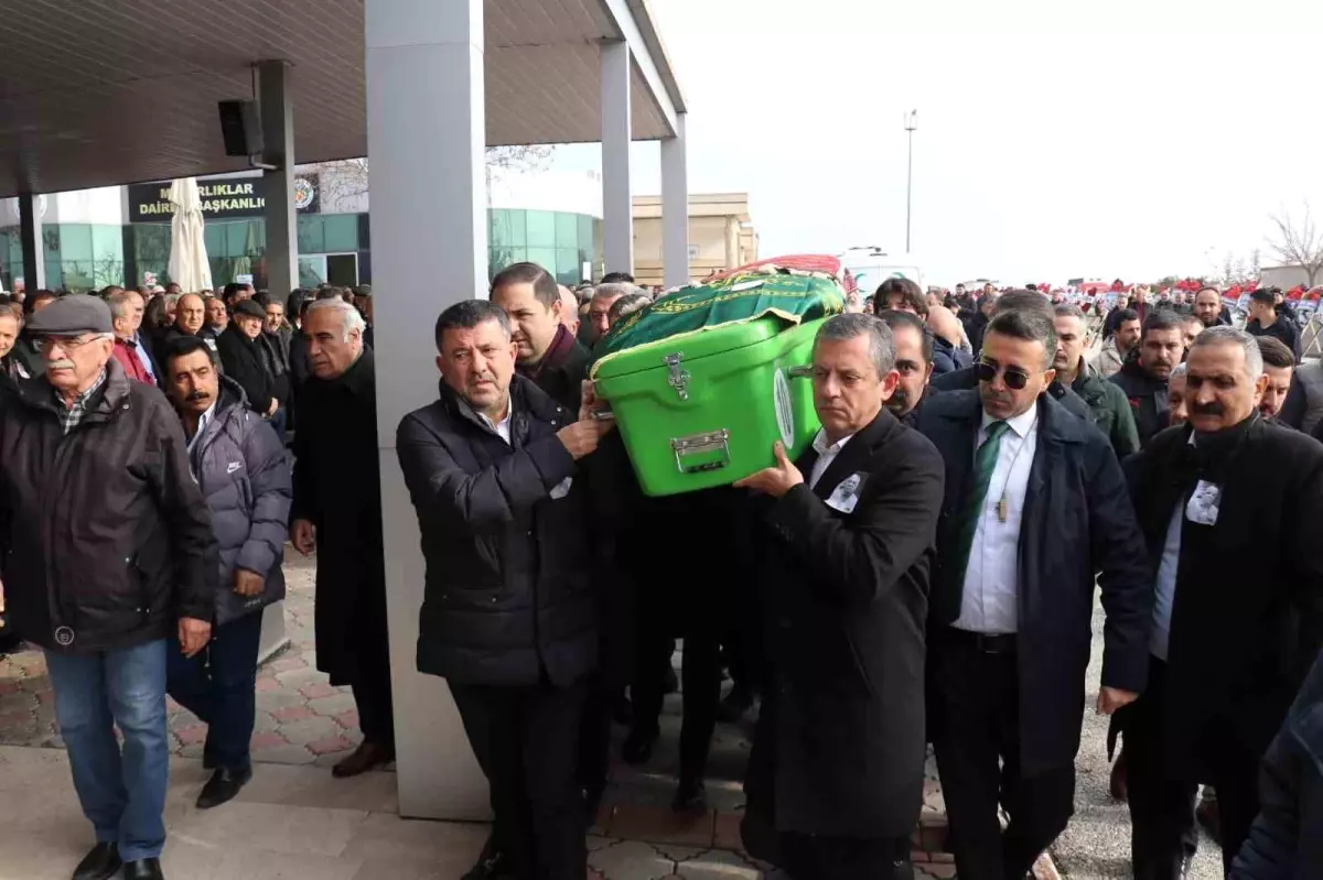 CHP Genel Başkanı Özgür Özel, Veli Ağbaba’nın Babasının Cenaze Törenine Katıldı