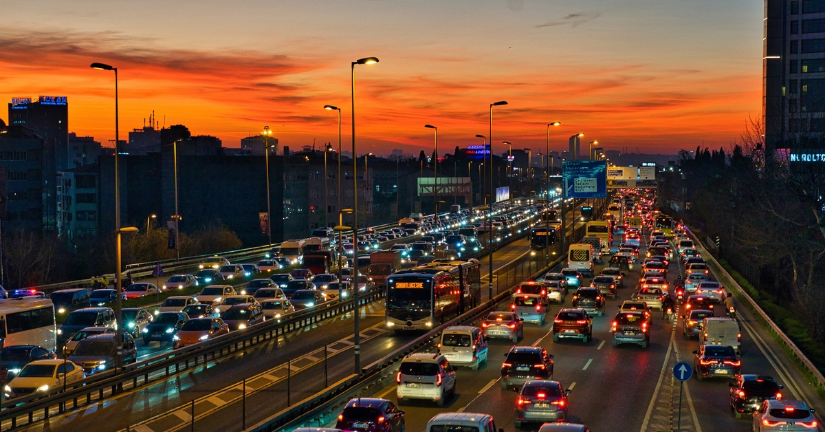İstanbul listenin ilk sırasında: Sürücülerin 105 saati trafikte geçiyor!