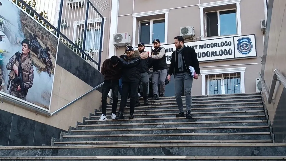 Keleşle mekan tarayan çete, polisi görünce motoru silahı atıp kaçtı