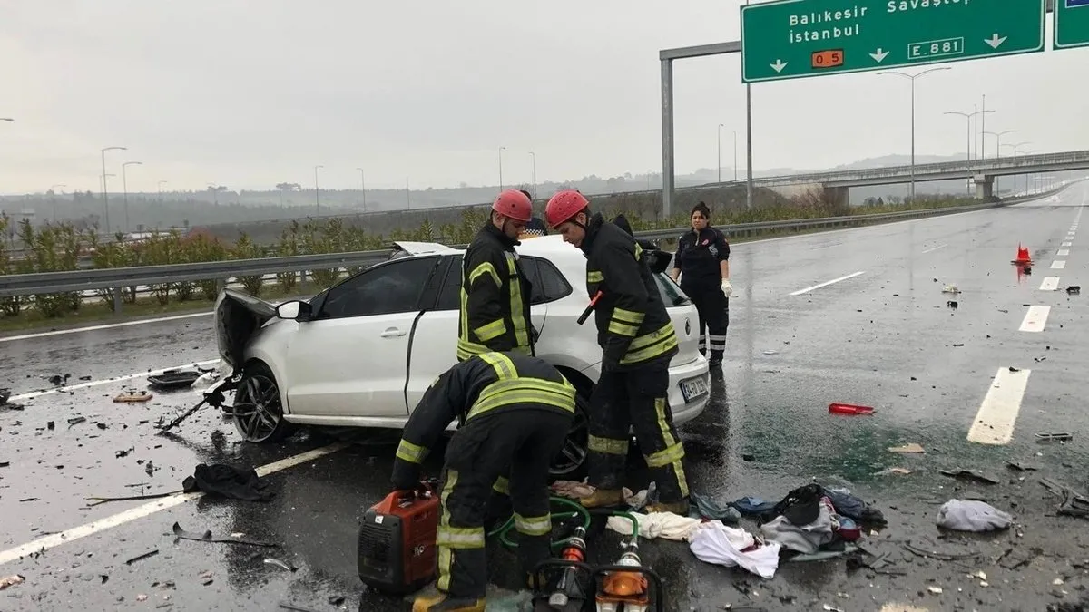Manisa’da otomobil park halindeki tankere çarptı: 2 ölü