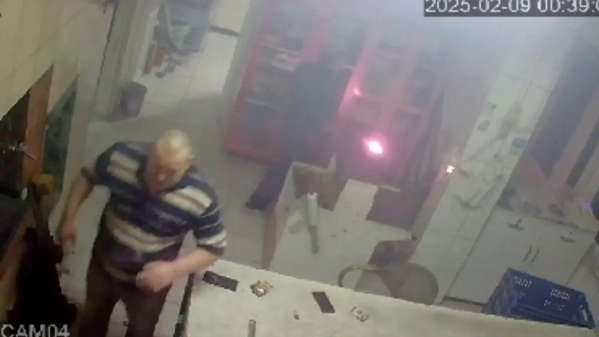 Şarja takılan cep telefonu bir anda alev aldı: Panik anları güvenlik kamerasında!