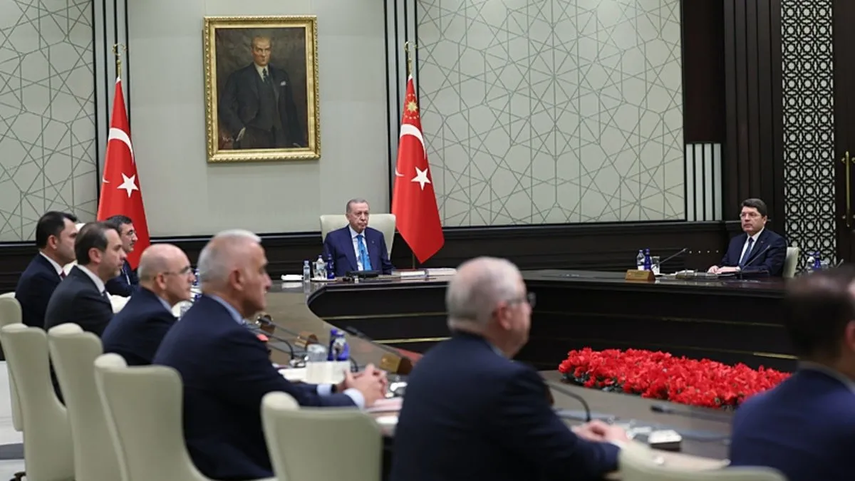SON DAKİKA… Milyonlarca emeklinin gözü bu toplantıda! Başkan Erdoğan kabineyi topluyor: Ana gündem emekli ikramiyesi!