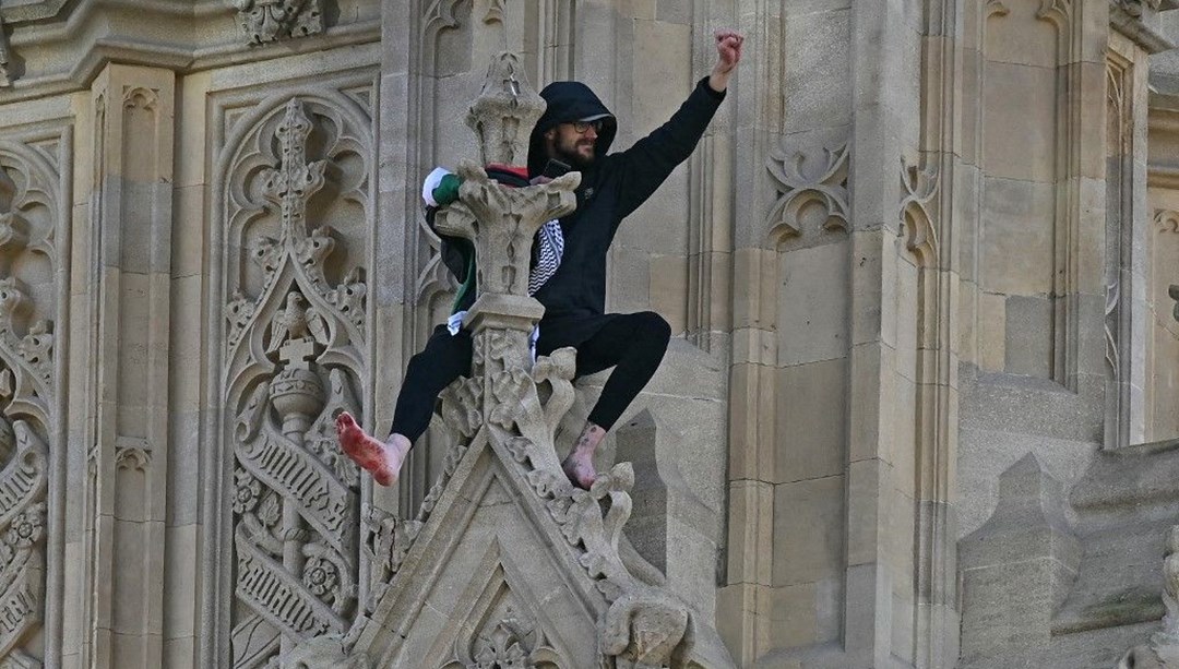 Londra’da protesto: Filistin bayrağıyla Big Ben kulesine tırmandı