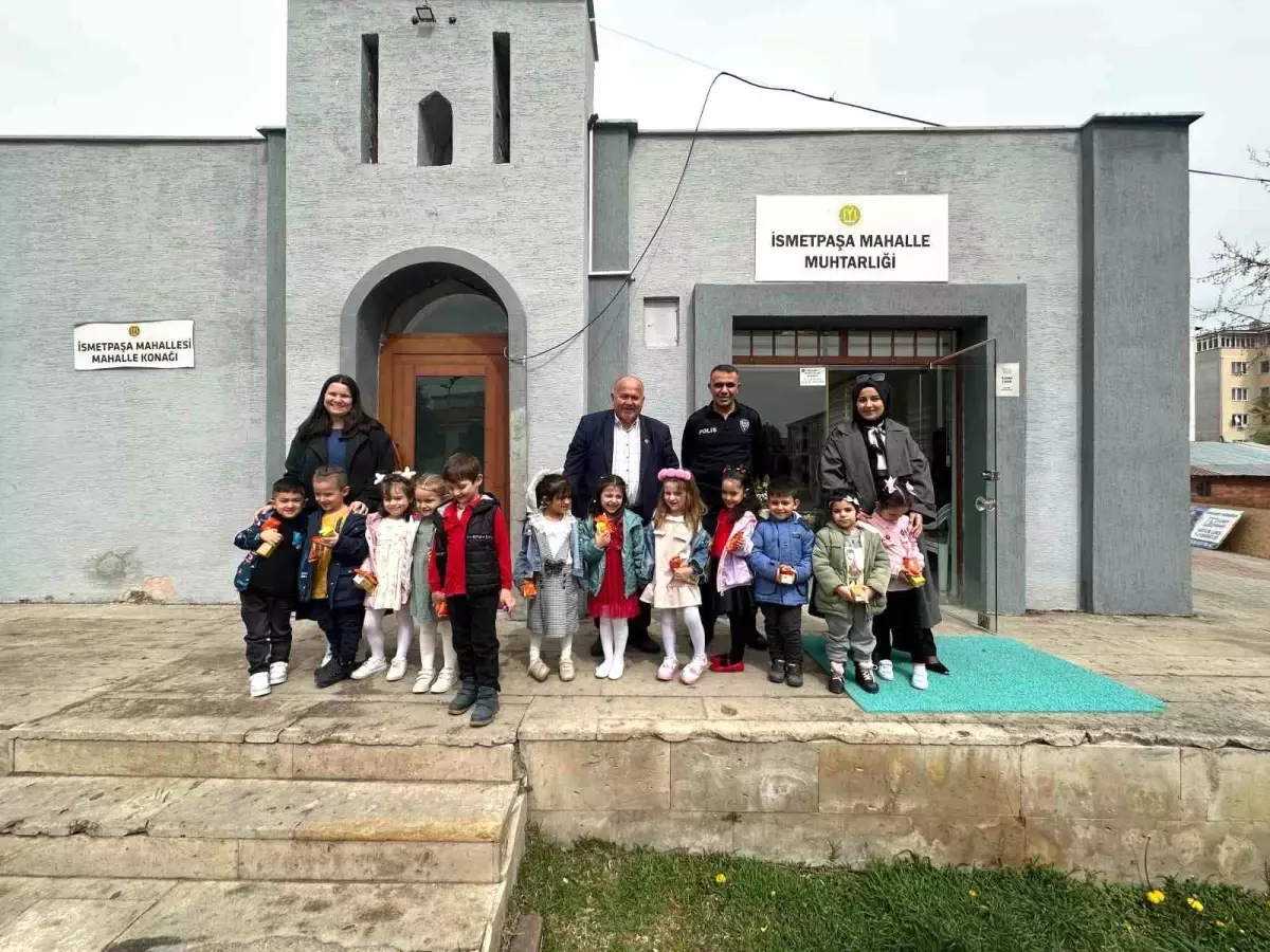 Minik Öğrenciler Muhtar ile Bayramlaştı