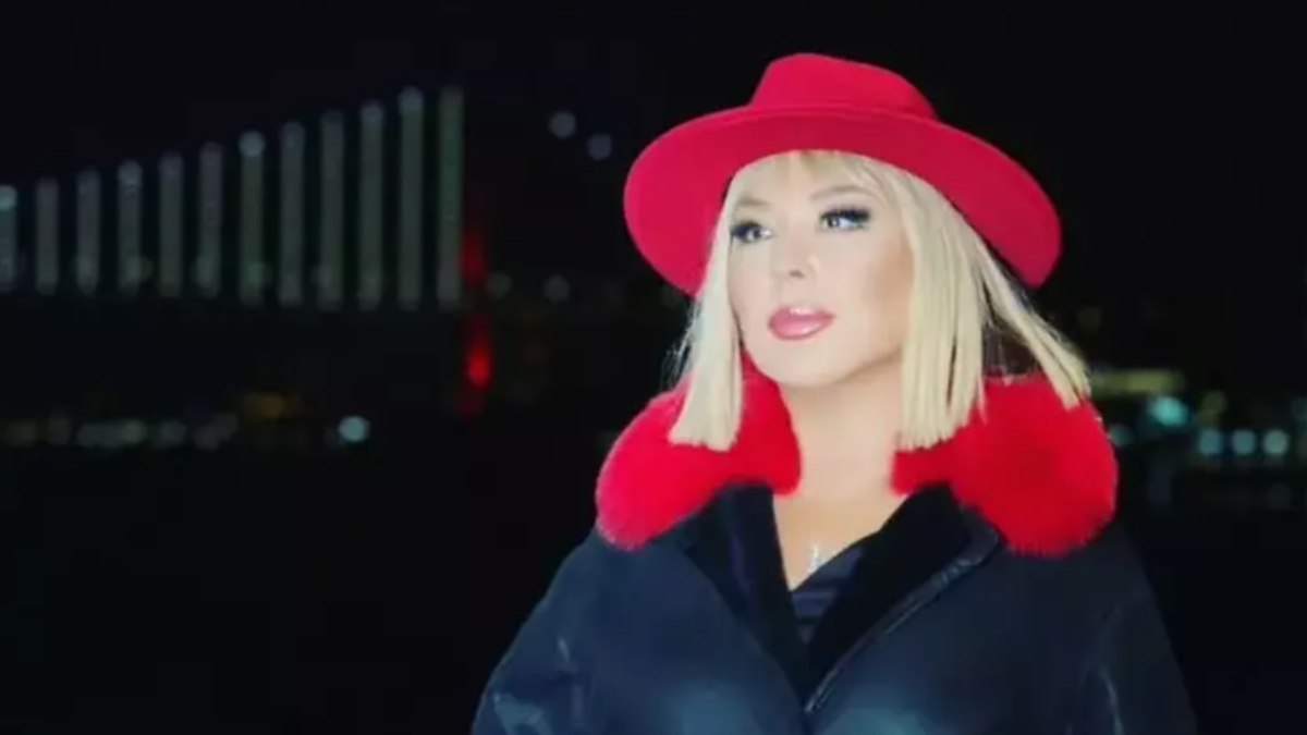 Safiye Soyman photoshop’lu paylaşımlarına devam ediyor