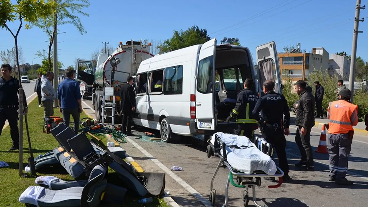 Antalya’da sulama tankeri ile tur minibüsü çarpıştı! 1’i çocuk 5 turist yaralı