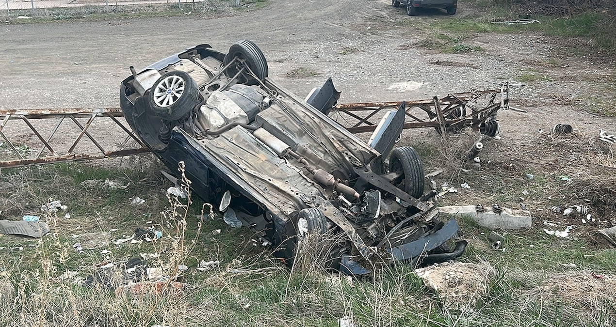 Sivas’ta otomobil şarampole devrildi: Yaralılar var