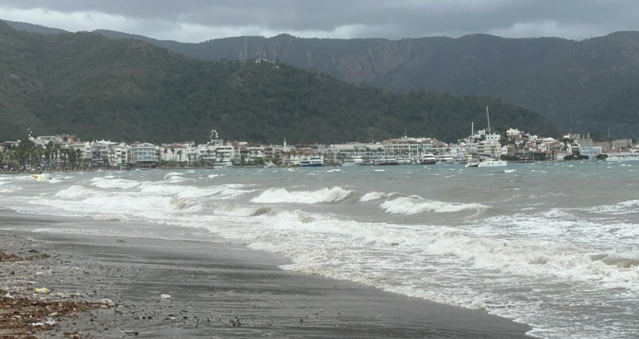 Tatilcilerin gözdesiydi! Fırtına Marmaris’i yerle bir etti